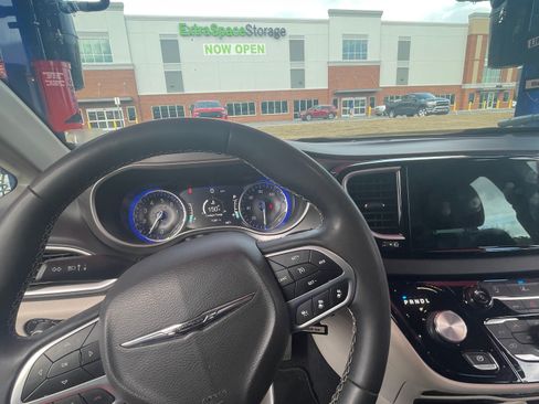 Used 2022 Chrysler Pacifica Touring-L image 9