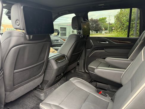 Used 2024 Cadillac Escalade ESV Premium Luxury AWD/4WD image 16