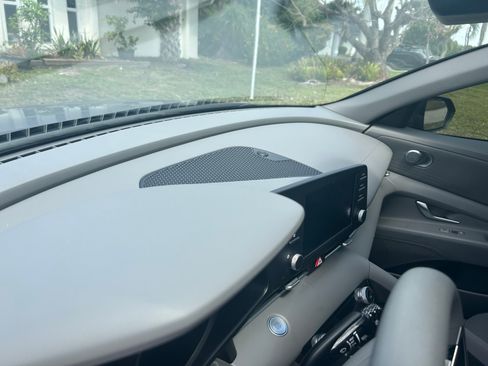 Used 2023 Hyundai Elantra SEL image 4