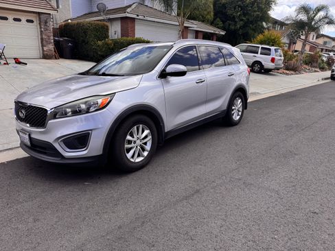 Used 2017 Kia Sorento LX FWD image 4
