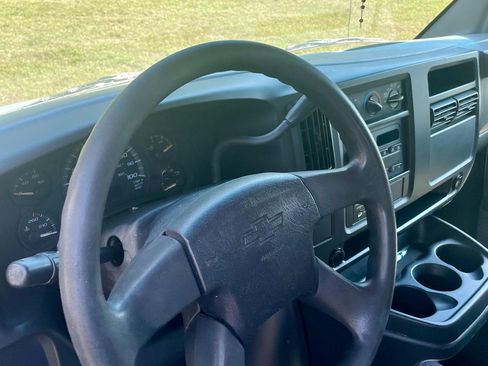 Used 2005 Chevrolet Express 2500 image 13