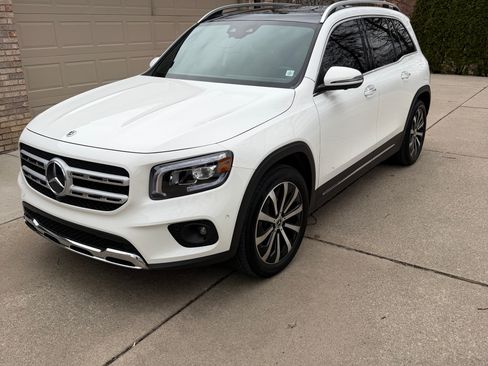 Used 2023 Mercedes-Benz GLB 250 250 4MATIC Sport Utility 4D image 4