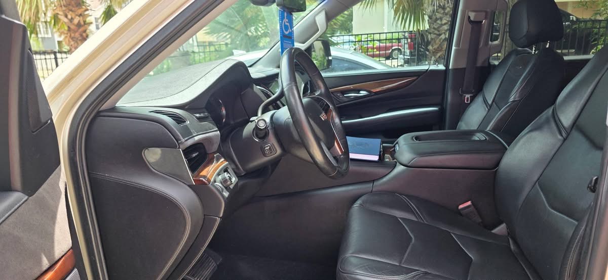 Used 2017 Cadillac Escalade ESV Luxury RWD image 12