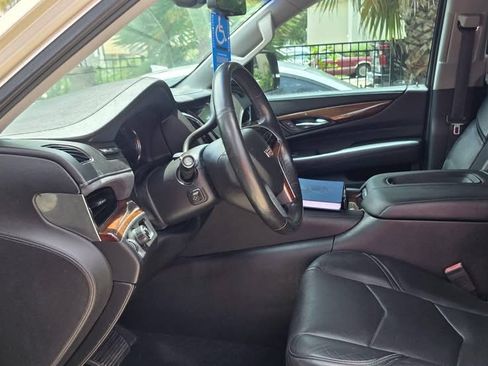 Used 2017 Cadillac Escalade ESV Luxury RWD image 12