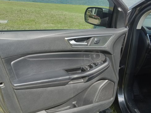 Used 2018 Ford Edge Titanium w/ Technology Package image 9