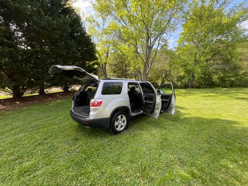 Used 2010 GMC Acadia SLE image 10