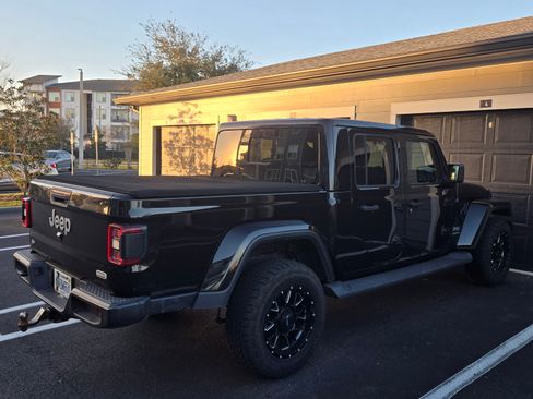 Used 2020 Jeep Gladiator Overland image 2
