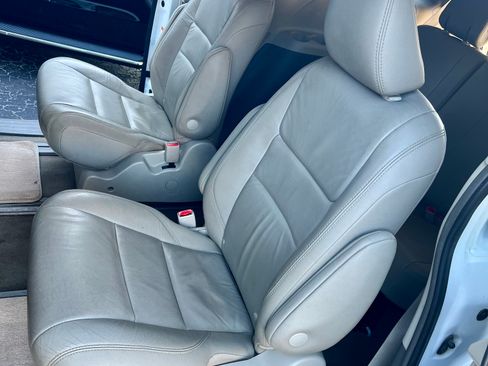 Used 2018 Toyota Sienna XLE image 19