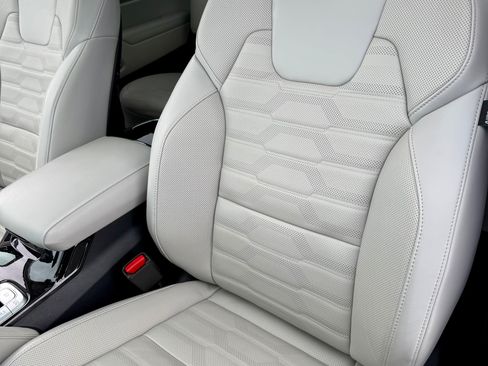 Used 2024 Kia Telluride SX Prestige w/ Towing Package image 9