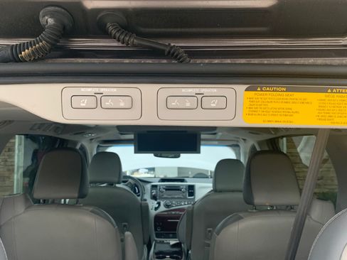 Used 2012 Toyota Sienna Limited w/ Entertainment Pkg image 5