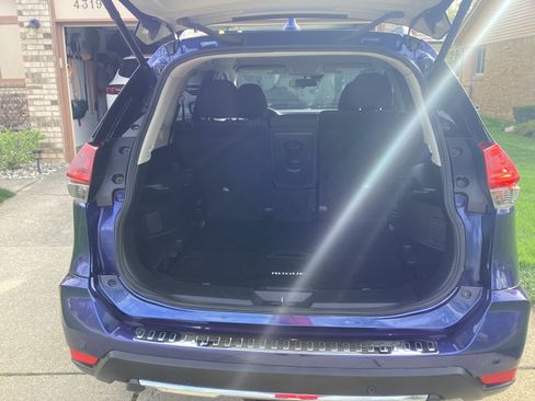 Used 2019 Nissan Rogue SV w/ Premium Package image 6