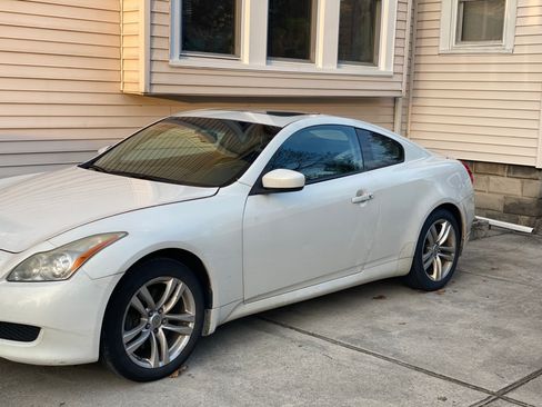 Used 2010 INFINITI G37 x Coupe w/ Premium Pkg image 2