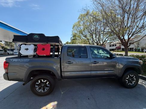 Used 2019 Toyota Tacoma TRD Off-Road w/ Technology Package image 10