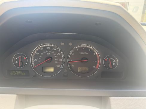 Used 2004 Volvo XC90 2.5T AWD/4WD image 6