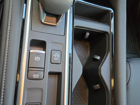 Used 2025 Nissan Pathfinder SL image 14