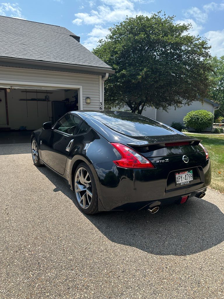 Used 2014 Nissan 370Z Touring w/ Sport Package RWD image 4