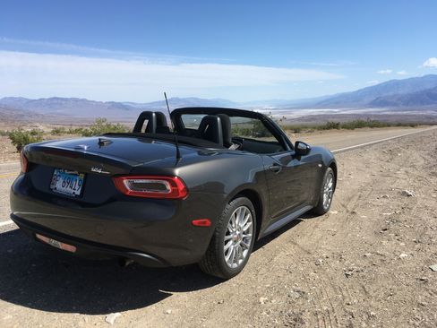 Used 2018 FIAT 124 Spider Classica w/ Technology & Siriusxm Group RWD image 16