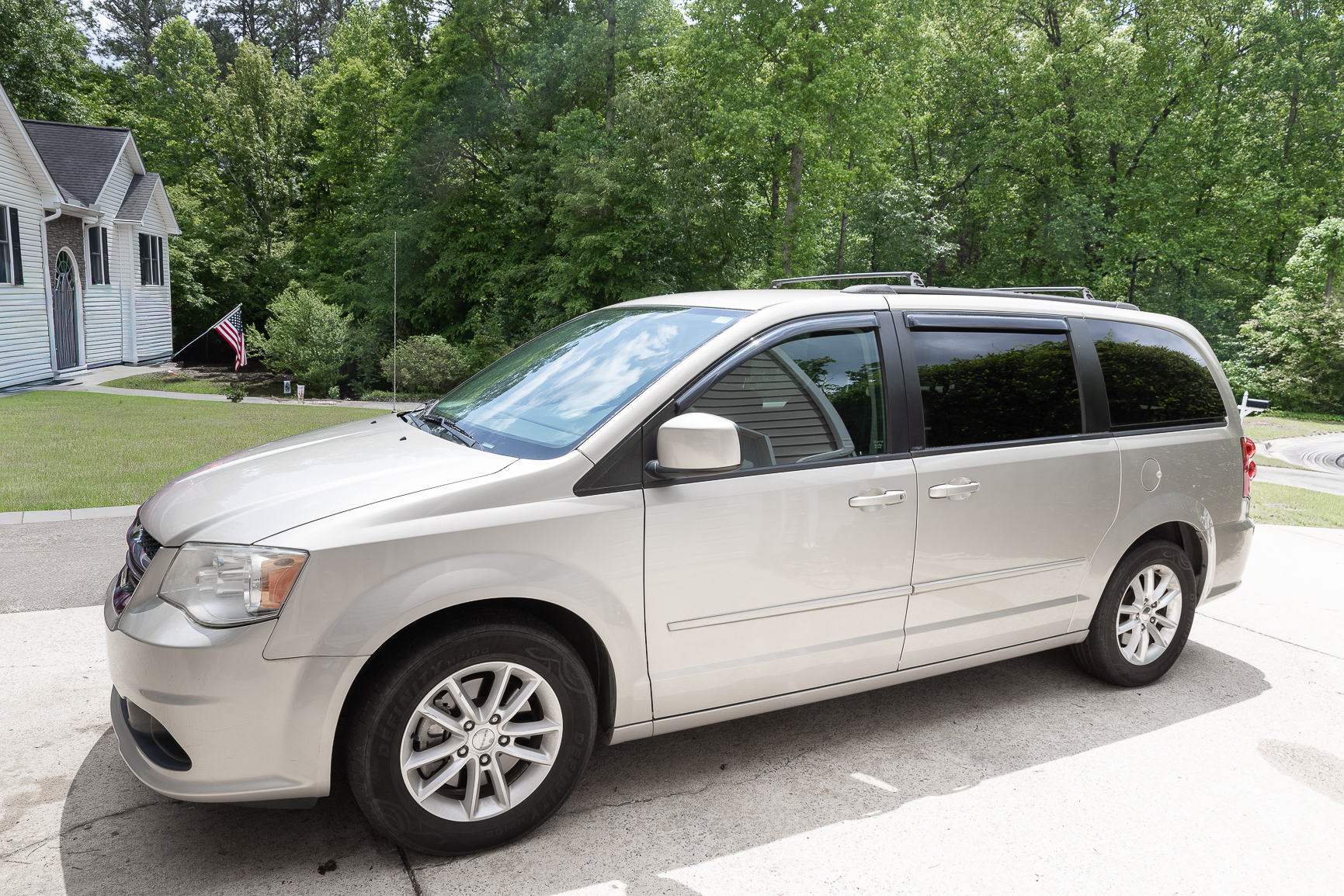 Used 2014 Dodge Grand Caravan SXT FWD image 1
