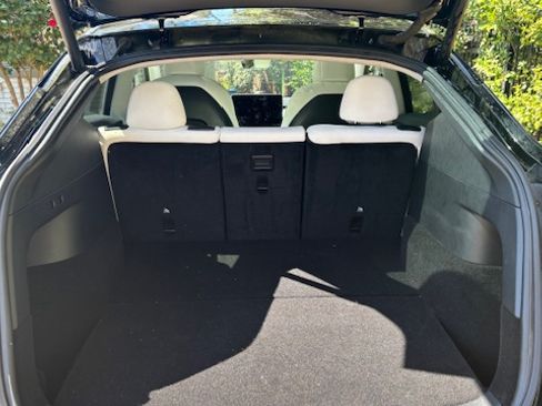 Used 2022 Tesla Model Y Long Range image 9