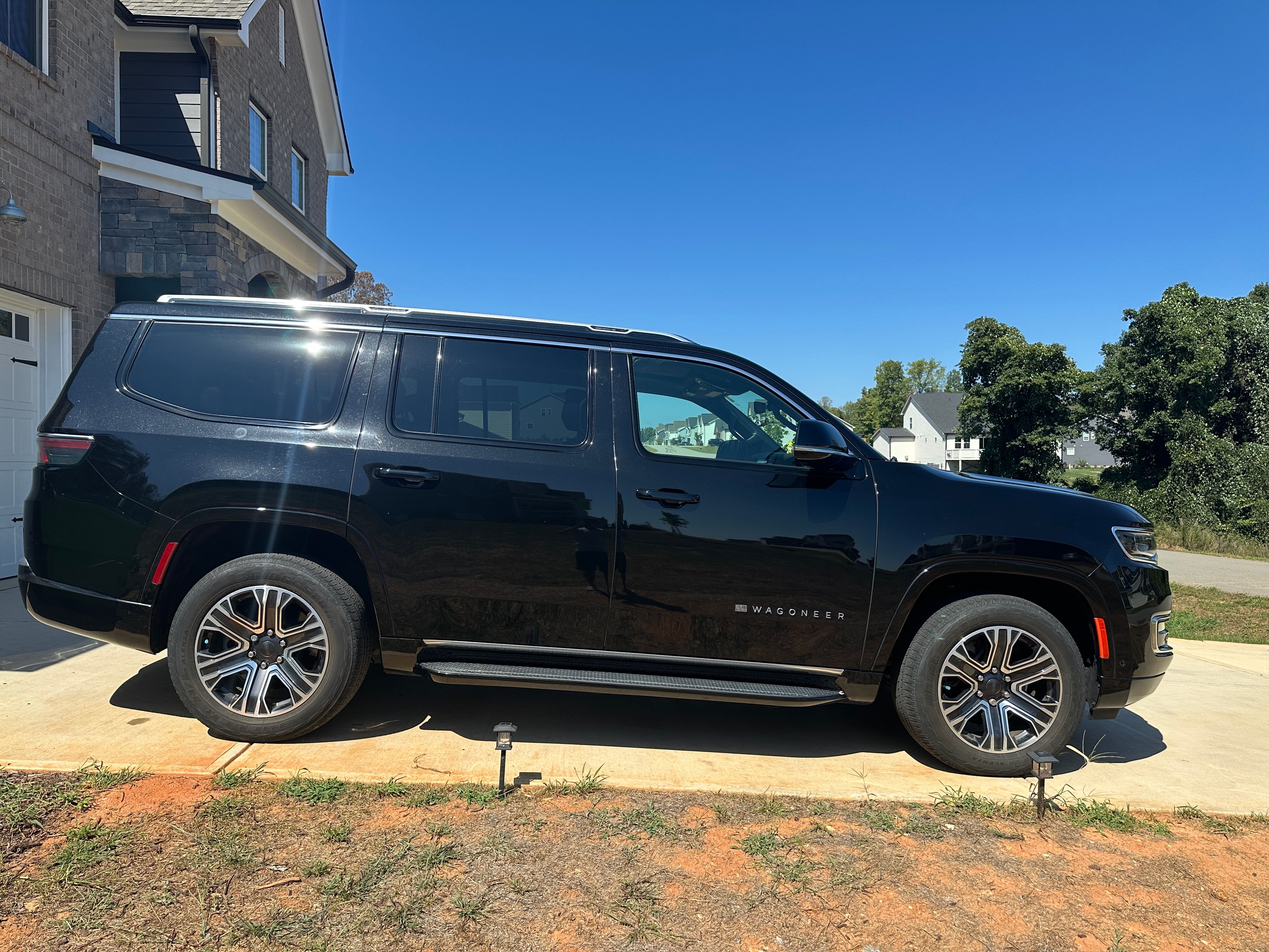 Used 2024 Jeep Wagoneer 4WD w/ Premium Group I image 15
