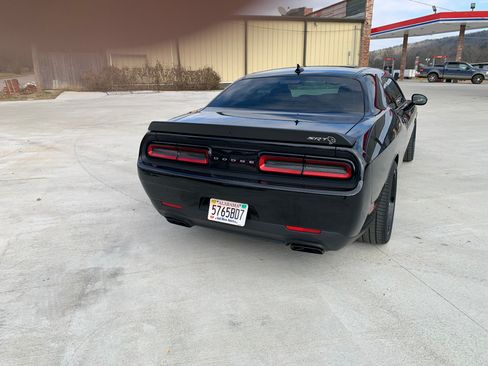 Used 2016 Dodge Challenger SRT Hellcat RWD image 2