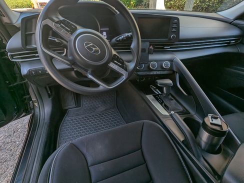 Used 2021 Hyundai Elantra SE image 11