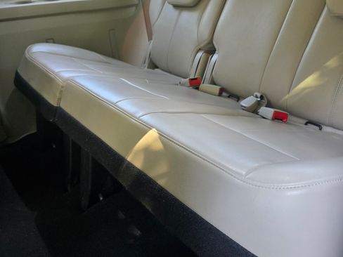 Used 2015 Chrysler Town & Country Limited Platinum image 18