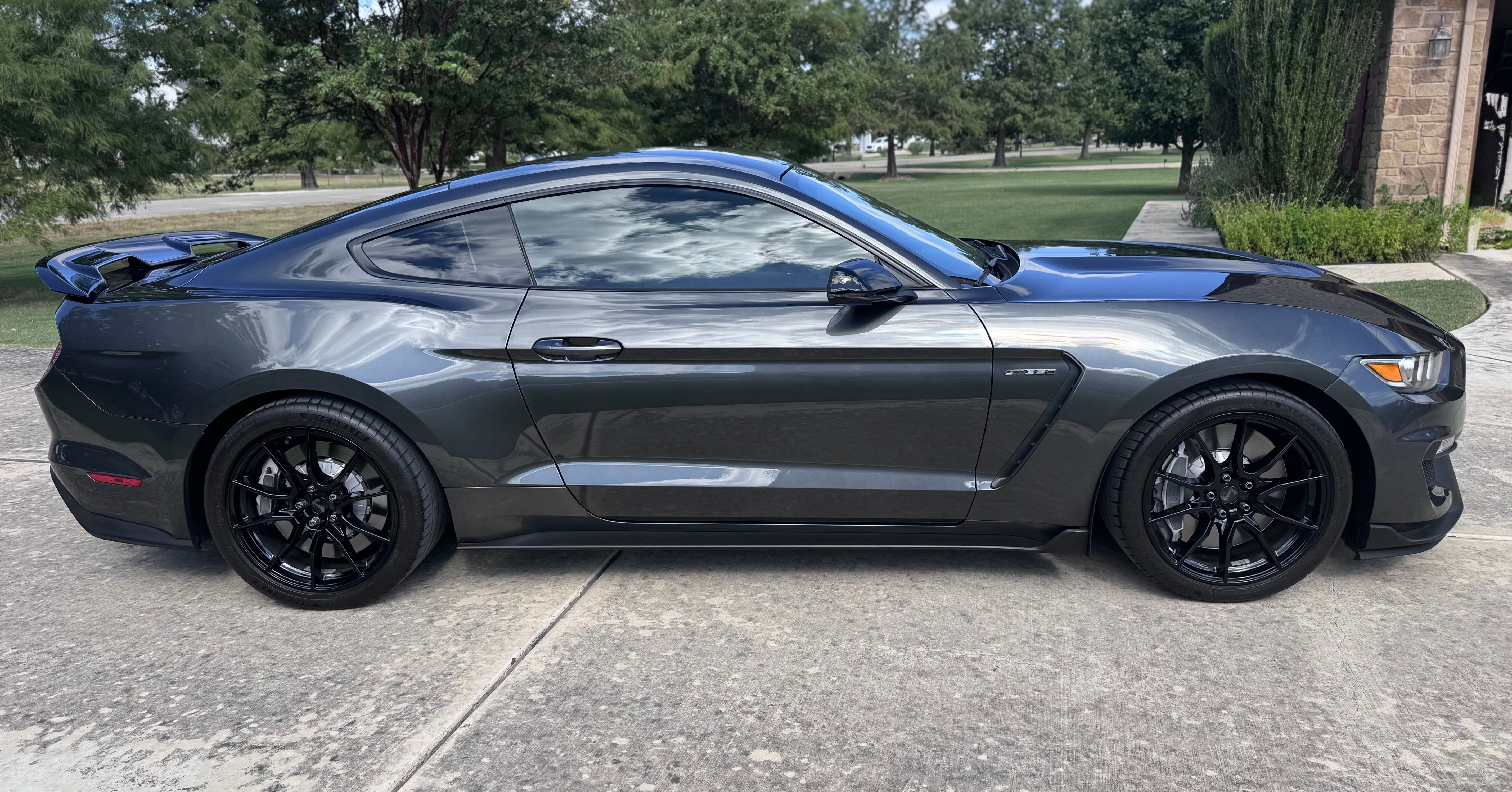 Used 2019 Ford Mustang Shelby GT350 w/ Technology Package RWD image 2