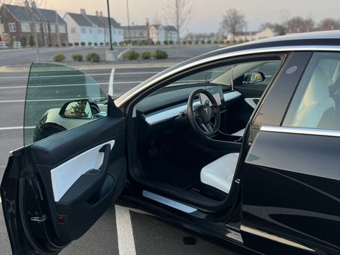 Used 2018 Tesla Model 3 Mid Range image 5