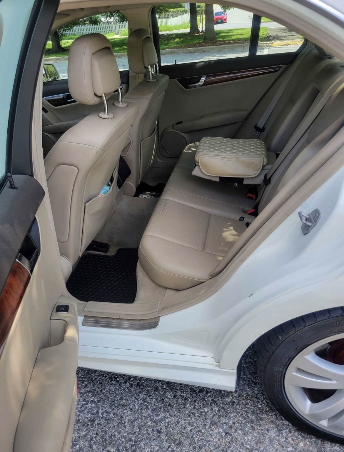 Used 2011 Mercedes-Benz C 300 4MATIC Sedan image 14