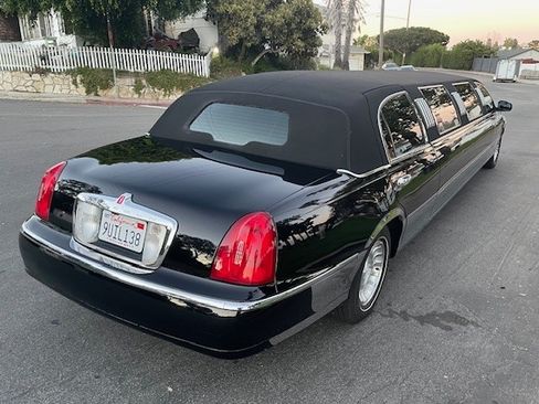 Used 2000 Lincoln Town Car Signature image 10