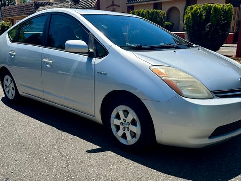 Used 2009 Toyota Prius Touring FWD image 1
