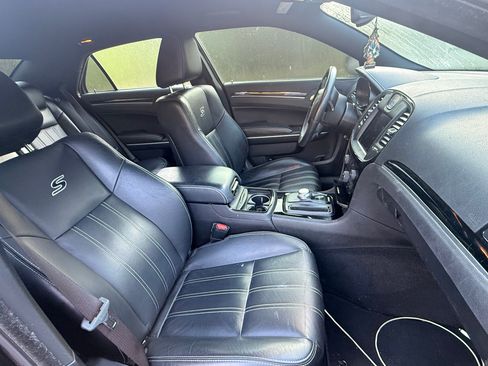 Used 2019 Chrysler 300 S RWD image 8