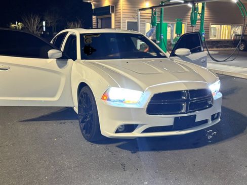 Used 2014 Dodge Charger SXT image 1