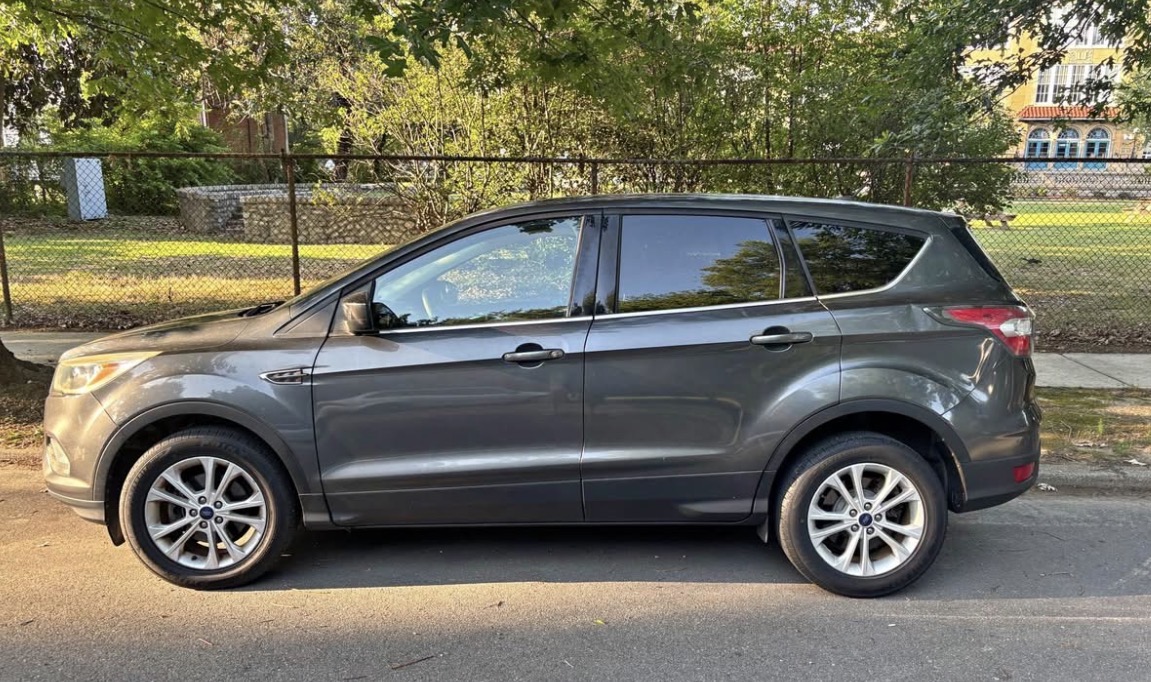 Used 2017 Ford Escape SE FWD image 1
