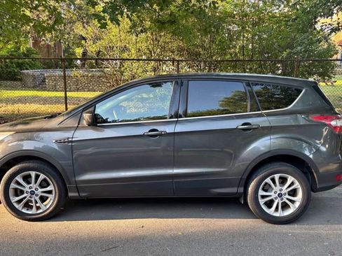 Used 2017 Ford Escape SE FWD image 1