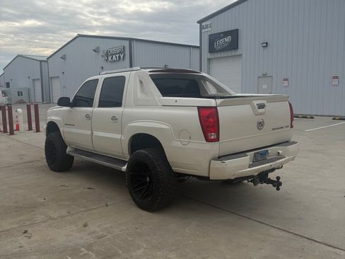 Used 2005 Cadillac Escalade EXT image 2