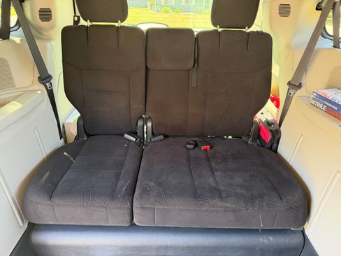 Used 2014 Dodge Grand Caravan SXT FWD image 2