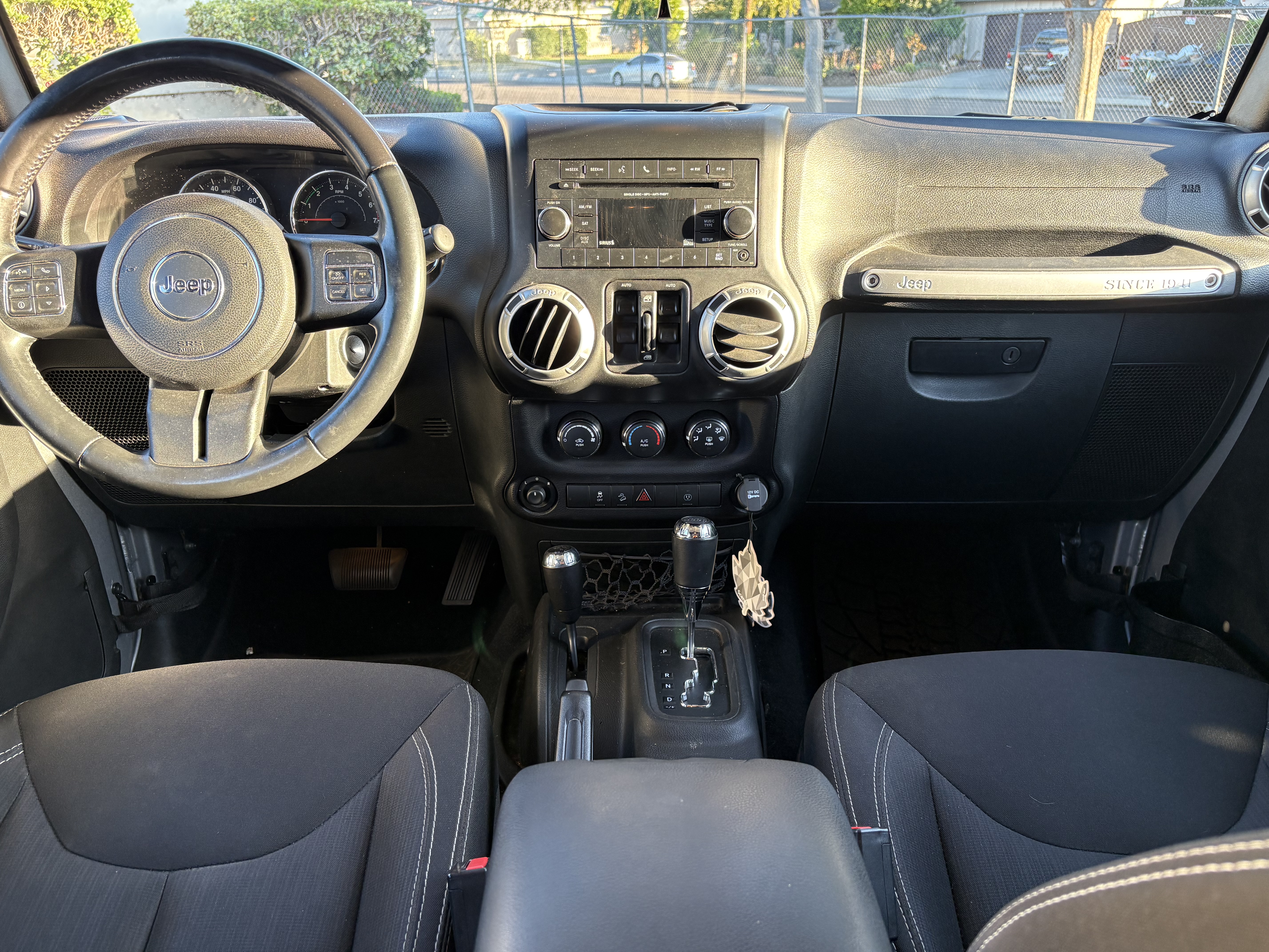 Used 2015 Jeep Wrangler Unlimited Sahara w/ Connectivity Group AWD/4WD image 10