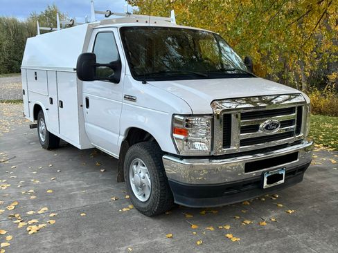 Used 2022 Ford E-350 and Econoline 350 Super Duty w/ Power Windows & Locks Group image 2