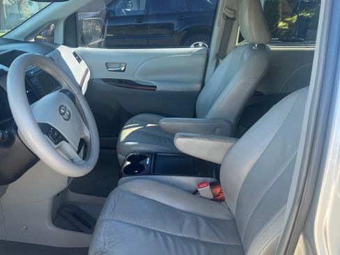 Used 2011 Toyota Sienna XLE image 8