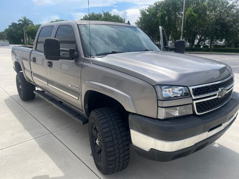 Used 2006 Chevrolet Silverado 2500 LT w/ Onstar Plus Package RWD image 16