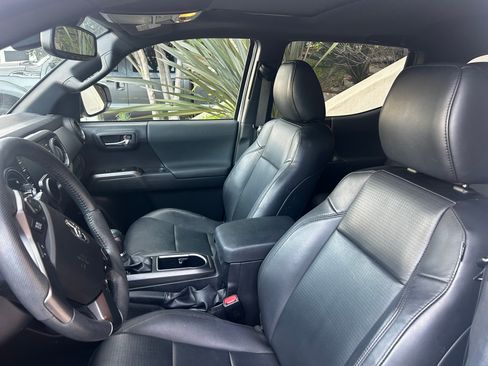 Used 2022 Toyota Tacoma TRD Sport w/ TRD Premium Sport Package image 5