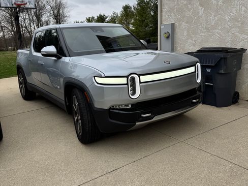 Used 2024 Rivian R1T Adventure image 1