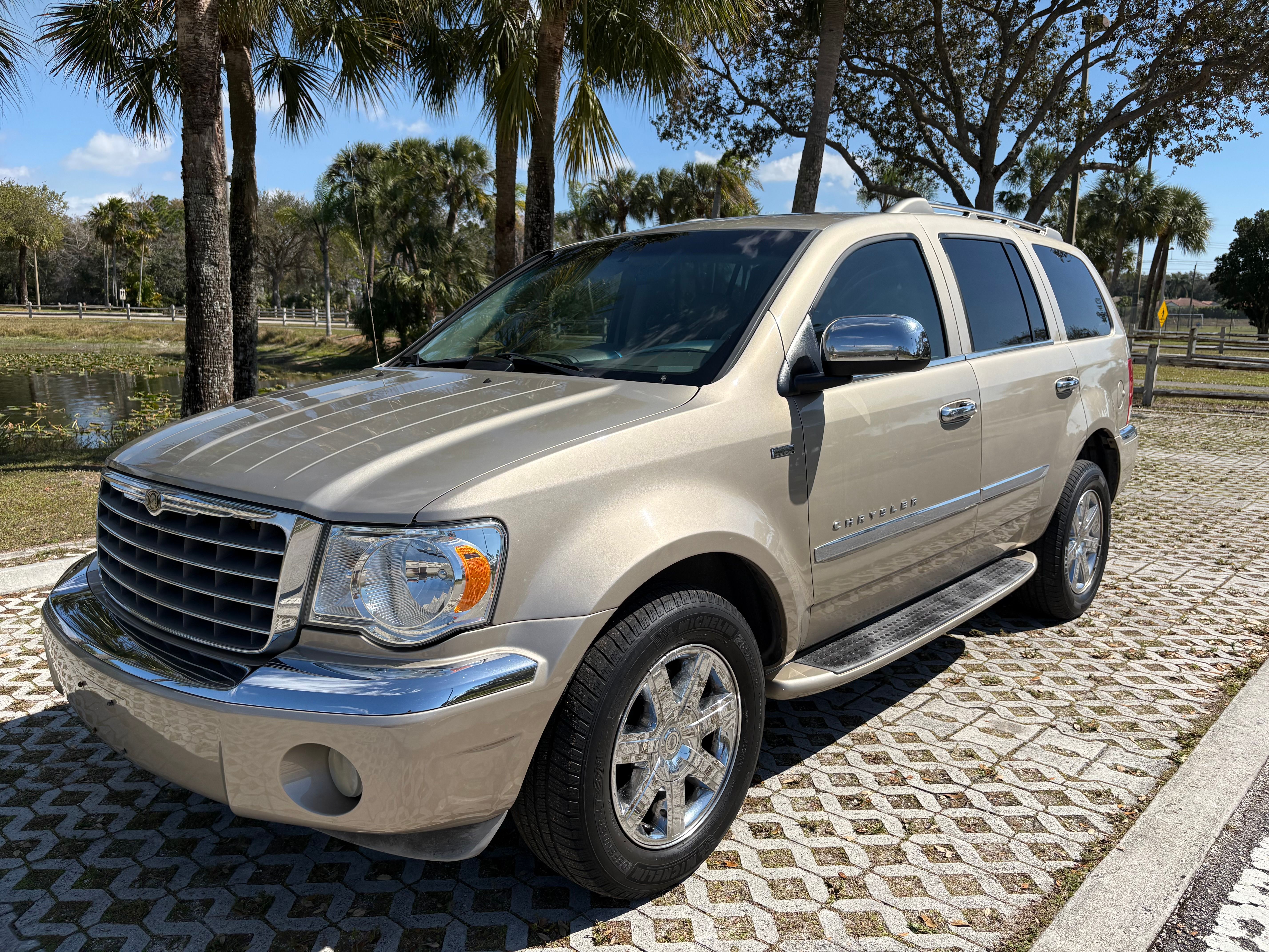 Used 2008 Chrysler Aspen Limited RWD image 1