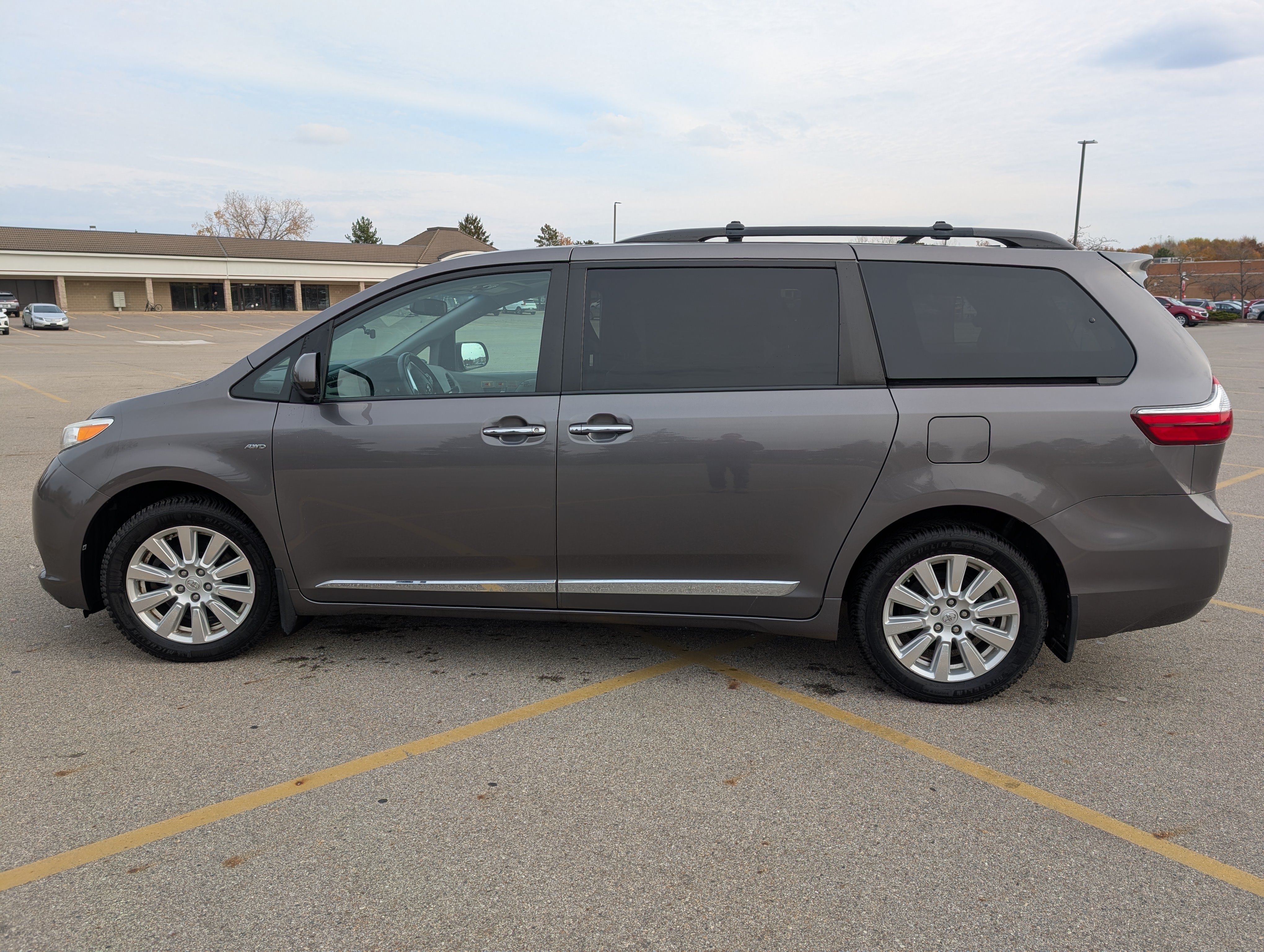 Used 2017 Toyota Sienna XLE Premium w/ Protection Package AWD/4WD image 4