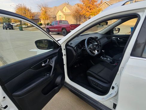 Used 2019 Nissan Rogue SV image 16