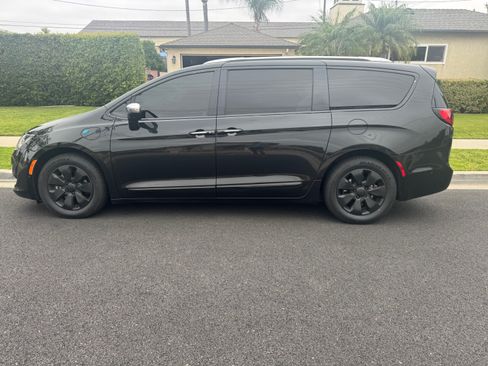 Used 2018 Chrysler Pacifica Limited w/ Advanced Safetytec Group FWD image 8