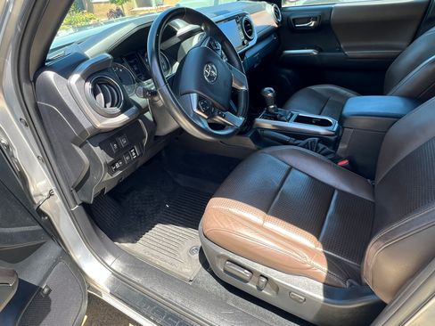 Used 2021 Toyota Tacoma Limited RWD image 2
