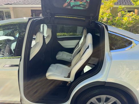 Used 2018 Tesla Model X 75D AWD/4WD image 4